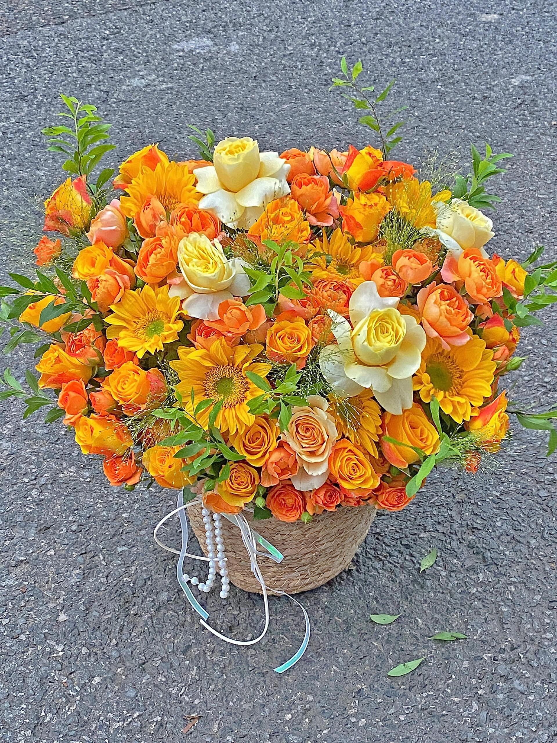 オレンジと陽だまりの花かご｜笑顔を贈るサマーフラワーアレンジメント【開店・誕生日・お祝いに】