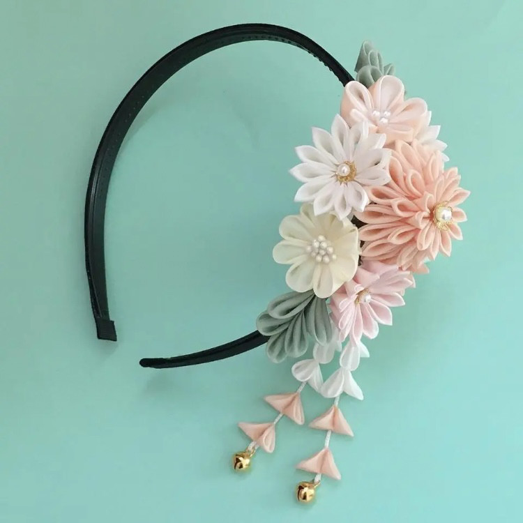 つまみ細工☆カチューシャ☆髪飾り☆七五三　3歳　薄毛　髪が少ない　髪が短い　ボブ　ショート　オレンジピンク　パステル