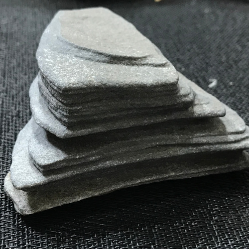 ゴビ石−162  彩玉　勾玉　原石 最高品質出雲碧玉(IZUMO Jasper) ビーズ 島根県産 ｜石の販売