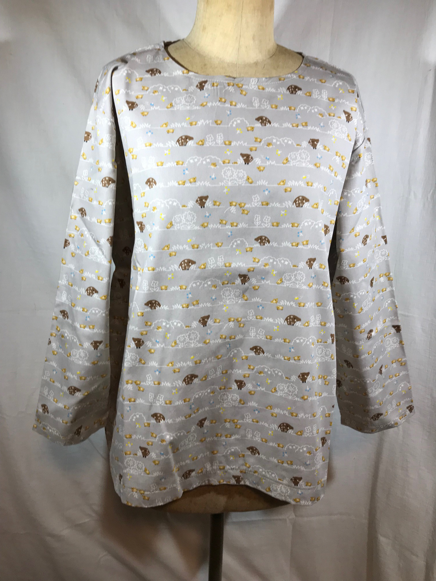 イノシシとウリ坊の柄の丸首のチュニックブラウス