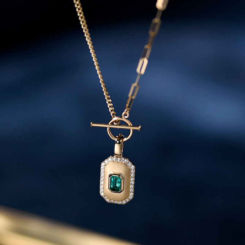 [ヘイズジュエリー] ザンビア産エメラルドシリーズ 18Kゴールド ダイヤモンド装飾 0.33カラット レトロスクエアペンダント