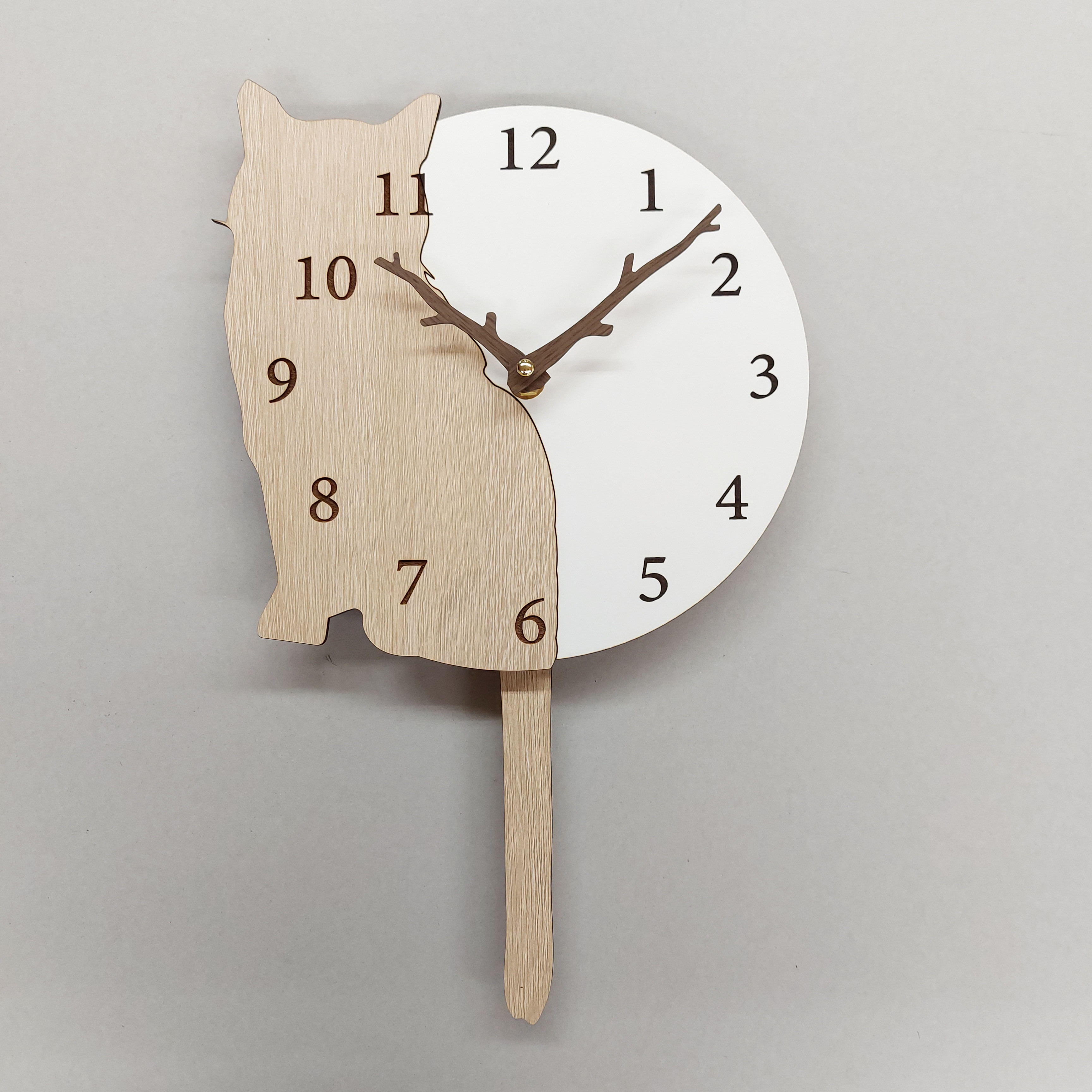 【期間限定3000円引き】【静音タイプに変更可】名入れ　猫⑥　ベージュ　しっぽが振り子・掛け時計