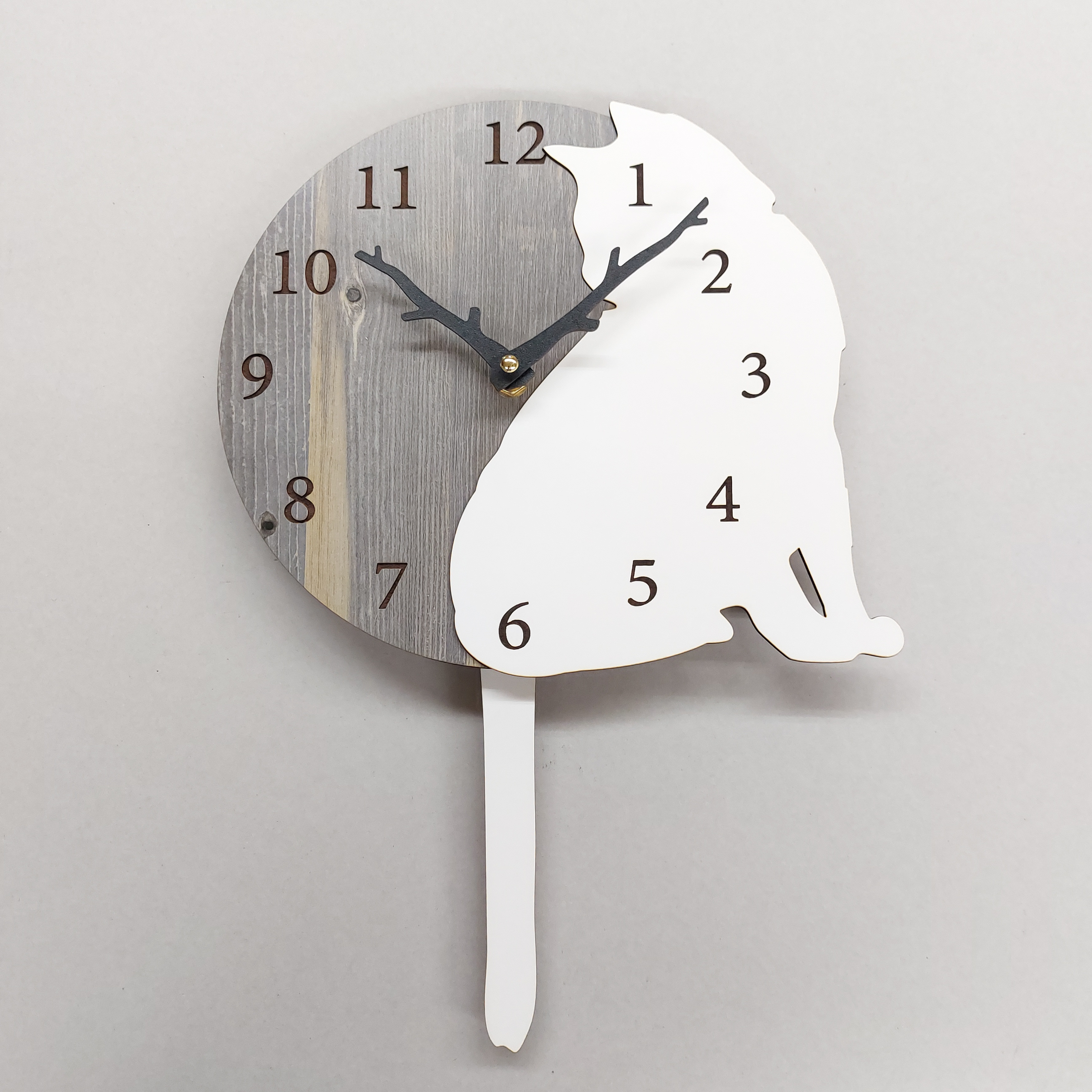 【期間限定3000円引き】【静音タイプに変更可】名入れ　猫⑦　白　しっぽが振り子・掛け時計