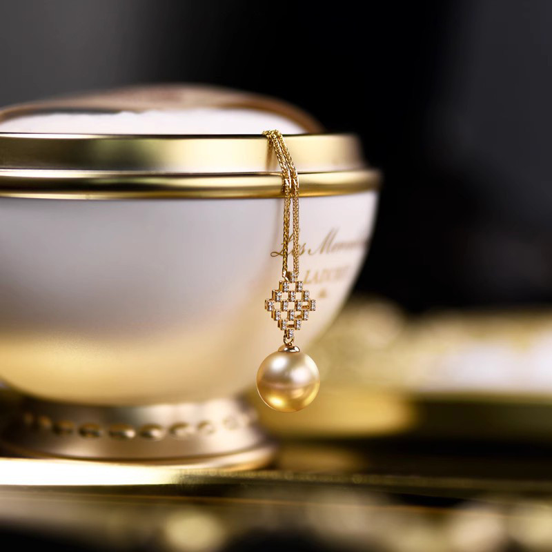 [ヘイズジュエリー] 秋華シリーズ 18Kゴールドダイヤモンド 立体ダイヤモンドデザインペンダント 12-12.5mm 天然色オ