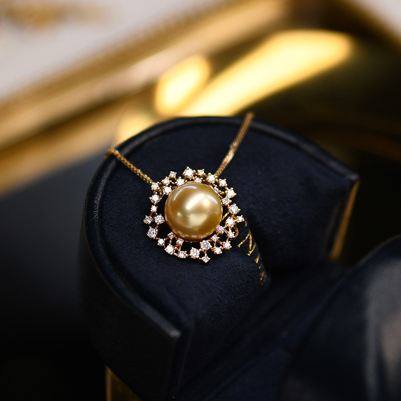 [ヘイズジュエリー] 金粉石佳 18Kゴールド ダイヤモンドクラスターペンダント 12-13mm厚 ゴールド 南洋ゴールドビーズ 34,125円