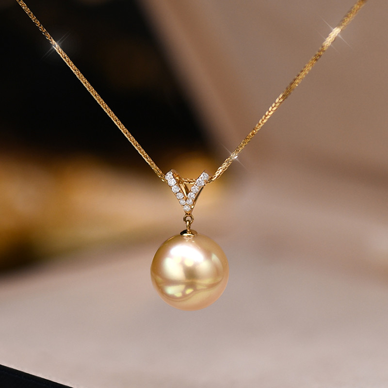 [ヘイズジュエリー] コロネーションタイム 18Kゴールド V字型ダイヤモンドペンダント 12-14mm ナチュラルカラー 中濃