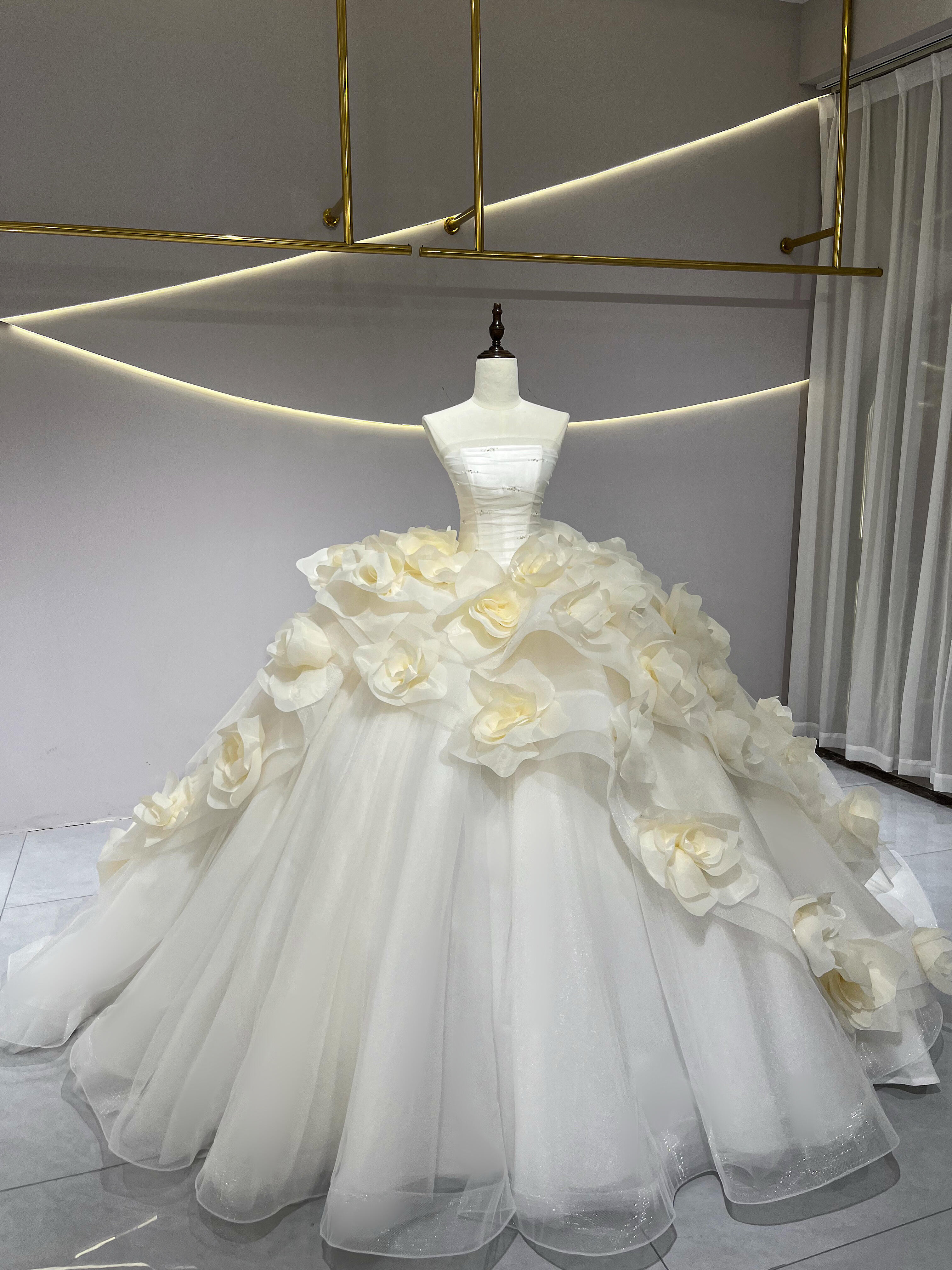 高級感溢れる　オフホワイト　クリーム色　チューブトップ　フリル　ソフトチュール　ふわふわ　お花飾り　前撮りお呼ばれ披露宴