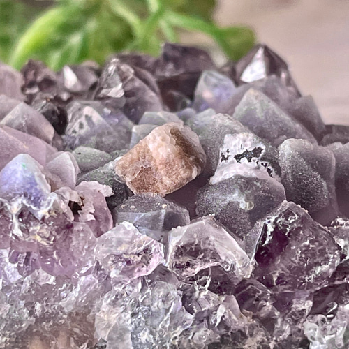 アメジスト クラスター 紫水晶 高品質 虹入り　ゲーサイト　カルサイト共生 ゲーサイト内包 巨大カルサイト共生 レインボー アメジスト