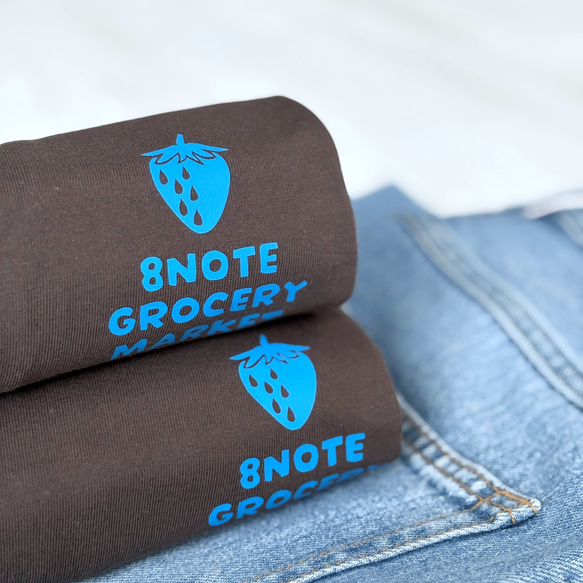 8GMいちごプリント Tシャツ（チャコールブラウン）【在庫限り】 1枚目の画像
