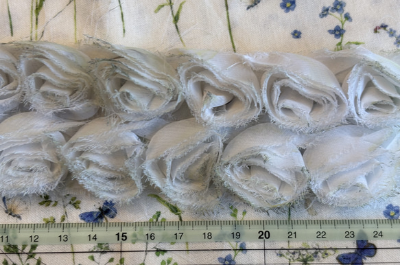 新入荷！アメリカより！『ふわふわ華やか　花モチーフトリム　約50㎝巾　ライムグレー』～24㎝でカット済み～ 4枚目の画像