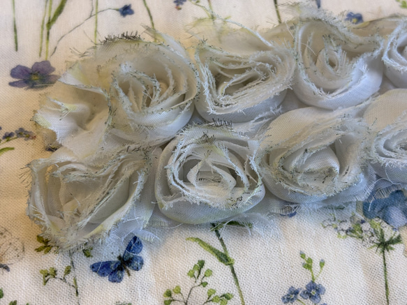 新入荷！アメリカより！『ふわふわ華やか　花モチーフトリム　約50㎝巾　ライムグレー』～24㎝でカット済み～ 1枚目の画像