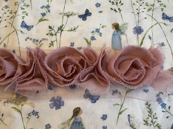 新入荷！アメリカより！『ふわふわ華やか　花モチーフトリム　約35㎝巾　くすみピンク』～30㎝でカット済み～ 4枚目の画像
