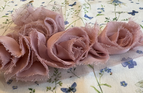 新入荷！アメリカより！『ふわふわ華やか　花モチーフトリム　約35㎝巾　くすみピンク』～30㎝でカット済み～ 2枚目の画像
