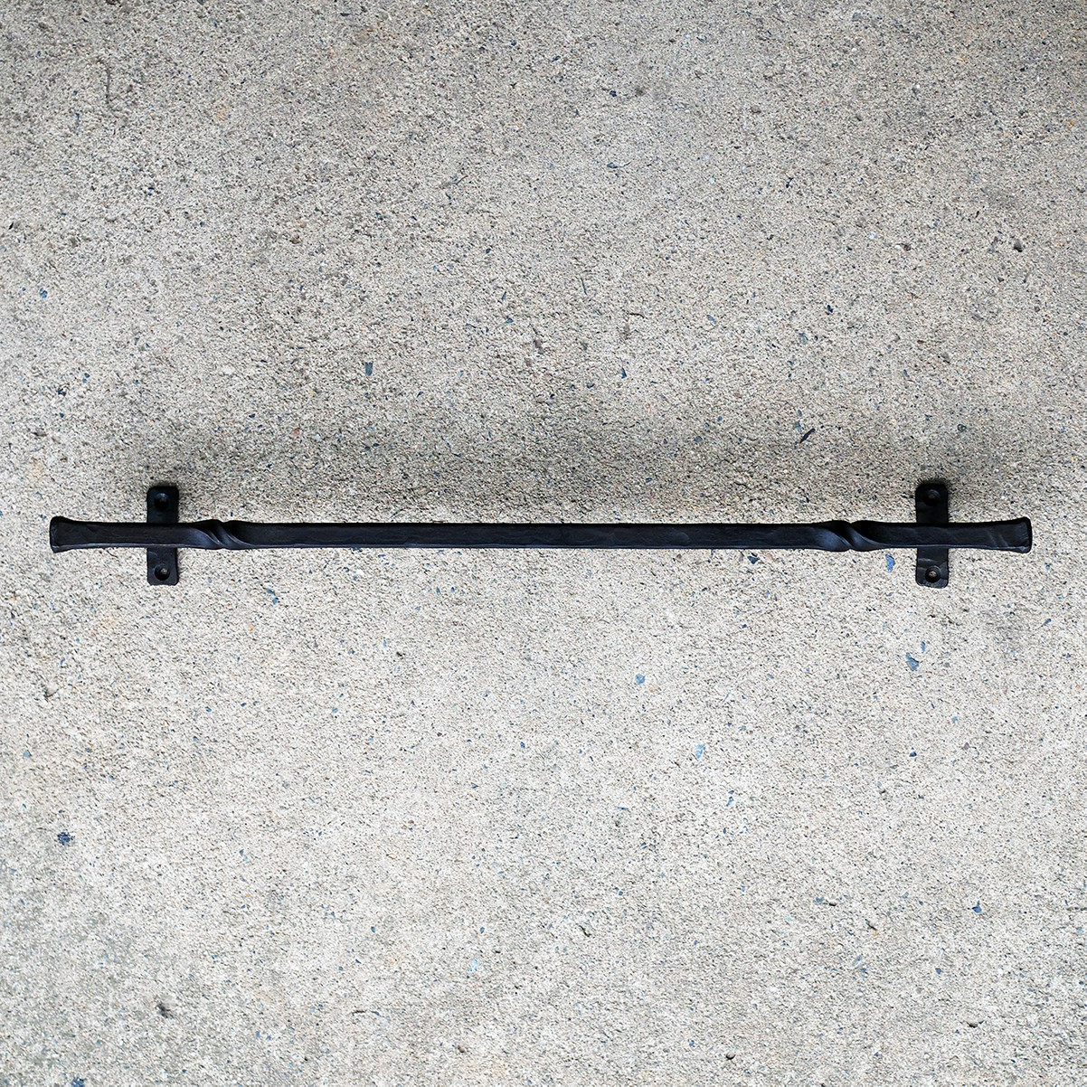 【ロートアイアンのドアハンドル】角13㎜ 長さ60㎝ 無垢角鉄のねじり加工・鍛造｜アイアンバー・手すり・傘かけ