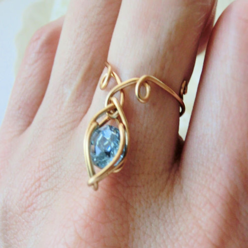 揺れるしずくリング スワロフスキー 12号からのフリーサイズ