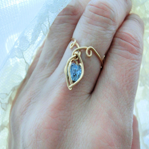 揺れるしずくリング スワロフスキー 12号からのフリーサイズ