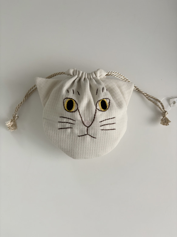 手刺繍入ちっちゃお裁縫巾着/マルチ巾着【白猫と毛糸玉】 猫巾着 白猫② 巾着袋 loopy 通販 19467622｜Creema(クリーマ