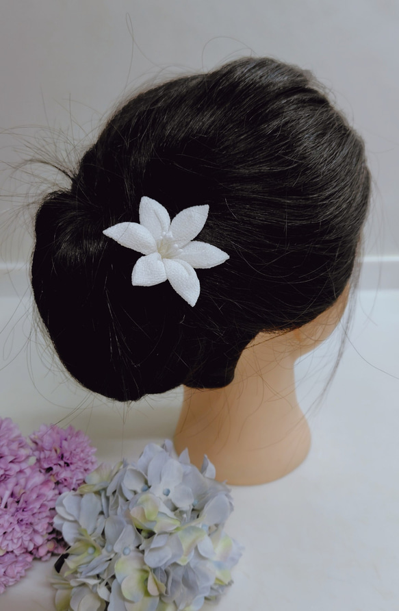 つまみ細工　百合　Sサイズ　２色展開　和装　成人式　白無垢　七五三にも　ユリ 5枚目の画像