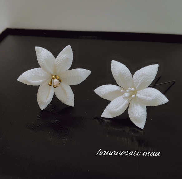 つまみ細工　百合　Sサイズ　２色展開　和装　成人式　白無垢　七五三にも　ユリ 1枚目の画像