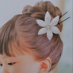 つまみ細工　百合　Sサイズ　２色展開　和装　成人式　白無垢　七五三にも　ユリ 2枚目の画像