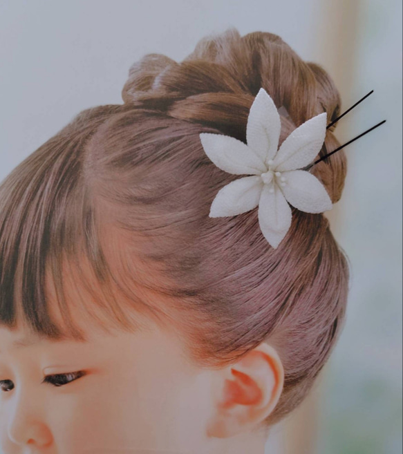 つまみ細工　百合　Sサイズ　２色展開　和装　成人式　白無垢　七五三にも　ユリ 2枚目の画像