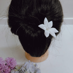 つまみ細工　百合　Sサイズ　２色展開　和装　成人式　白無垢　七五三にも　ユリ 4枚目の画像