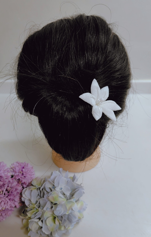 つまみ細工　百合　Sサイズ　２色展開　和装　成人式　白無垢　七五三にも　ユリ 4枚目の画像