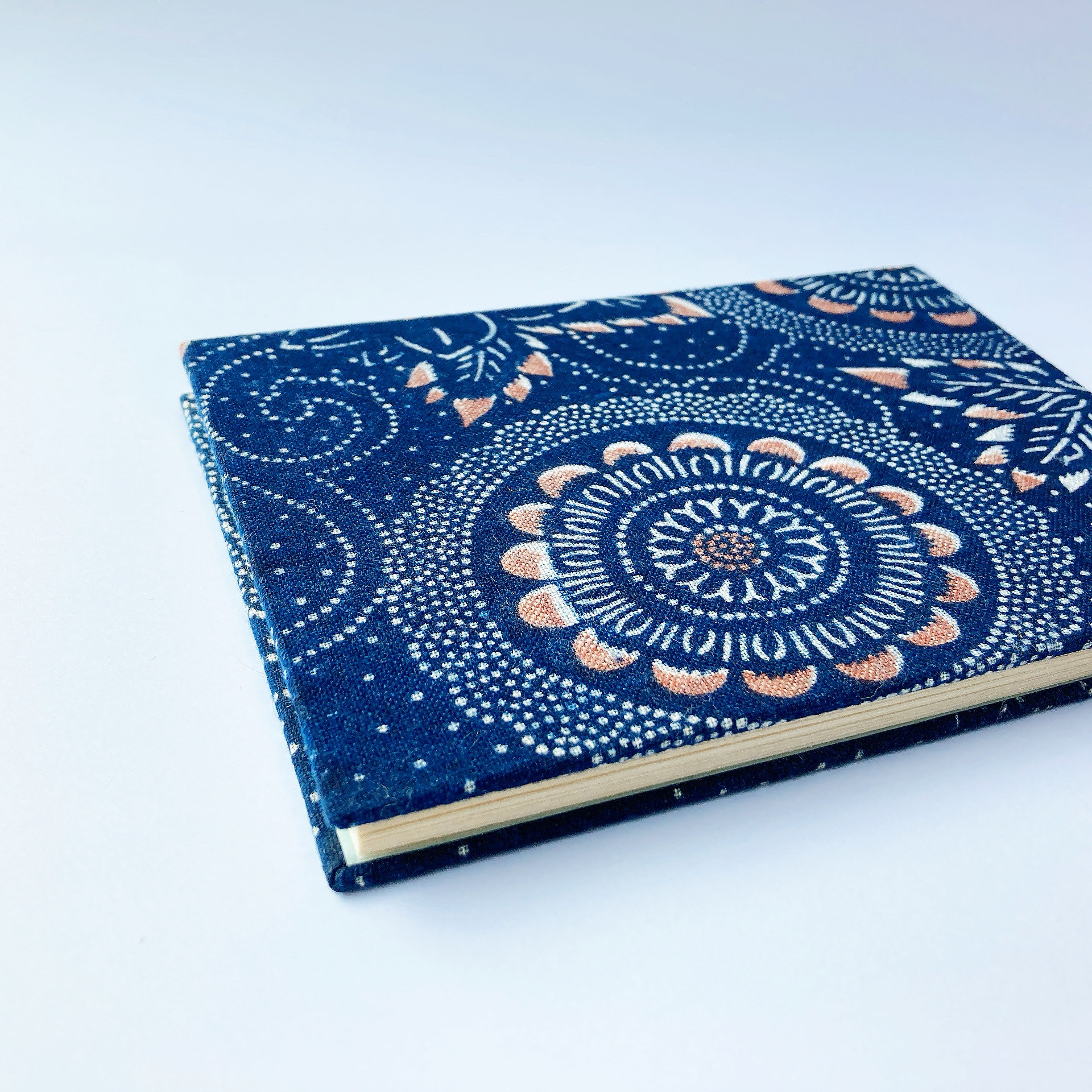 手漉き和紙の御朱印帳　和紙の王様と呼ばれた「がんぴ紙」　　型染め布の表紙