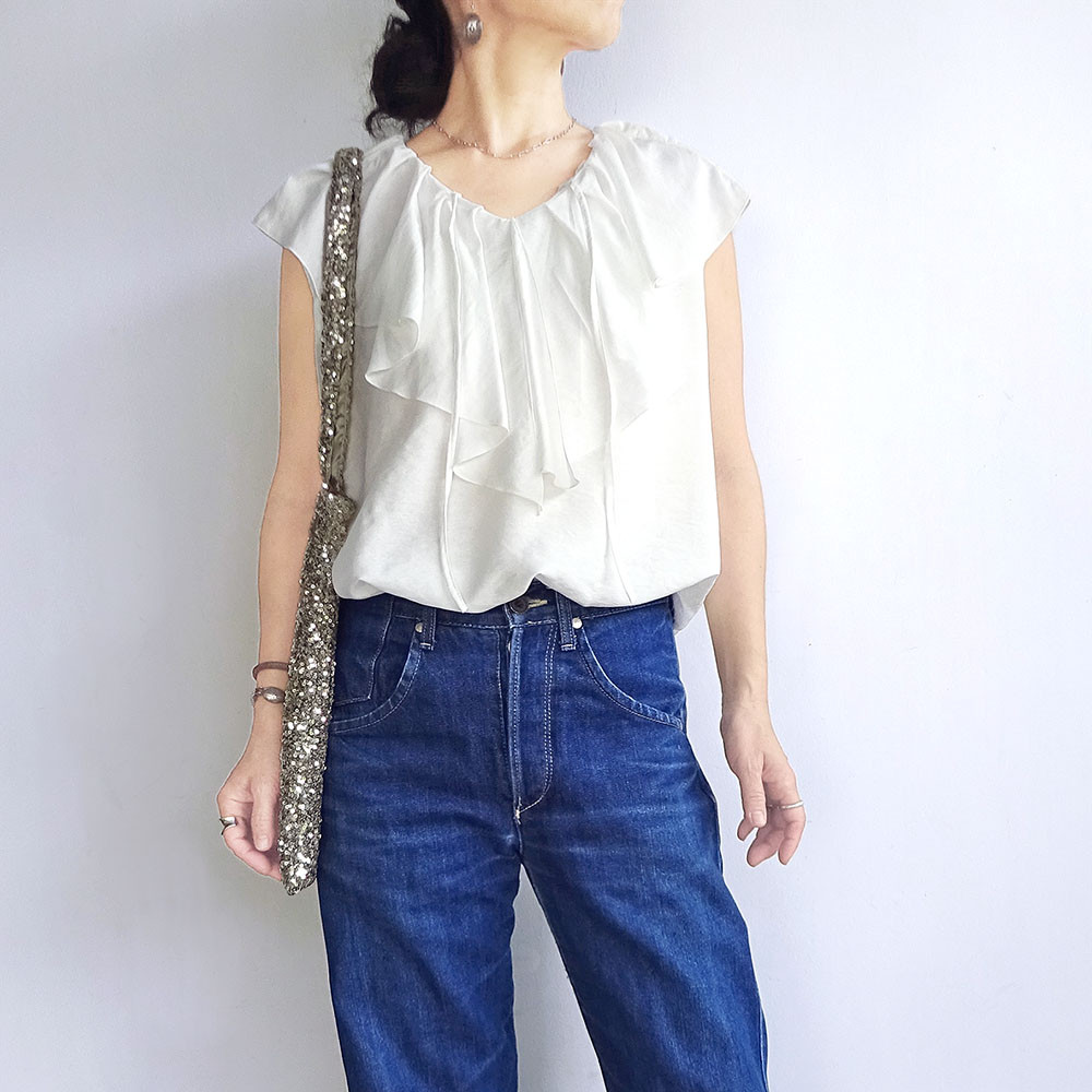 ラッフルカラーノースリーブブラウス（ホワイト)