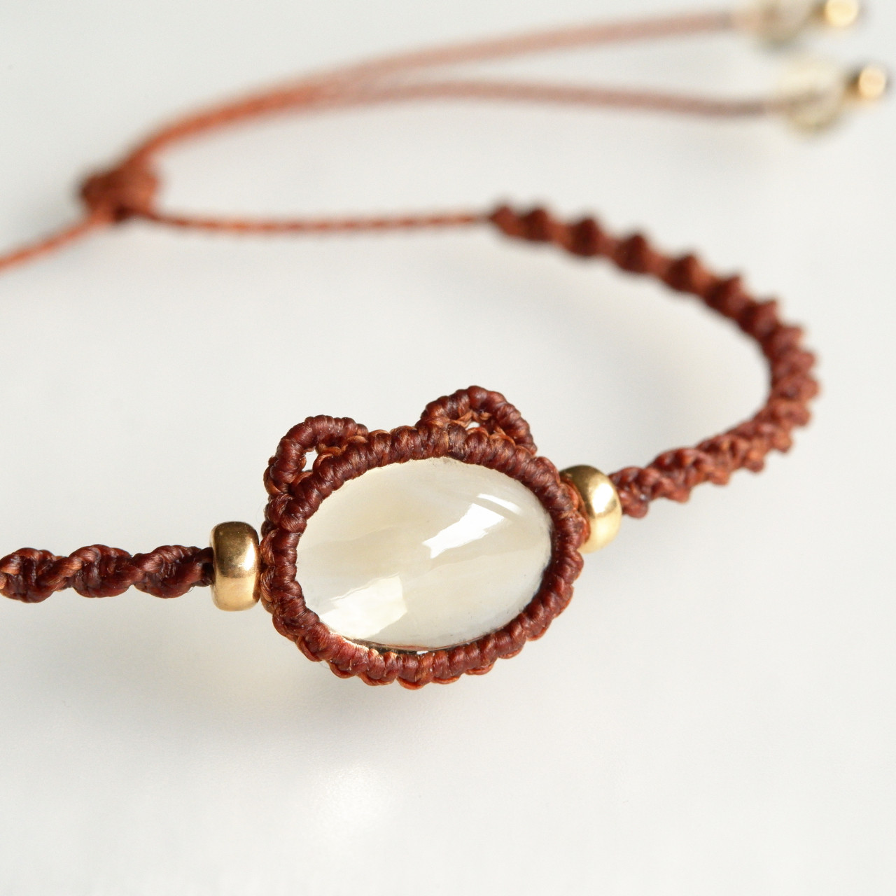 シトリンの猫ブレスレット　* マクラメ編み　14kgf　猫アクセサリー　天然石ブレスレット