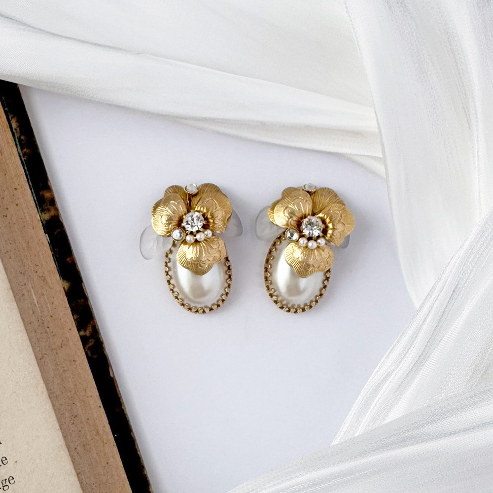 《VINTAGE FLOWER》華やぎを纏う―パンジーとヴィンテージパールの耳飾り