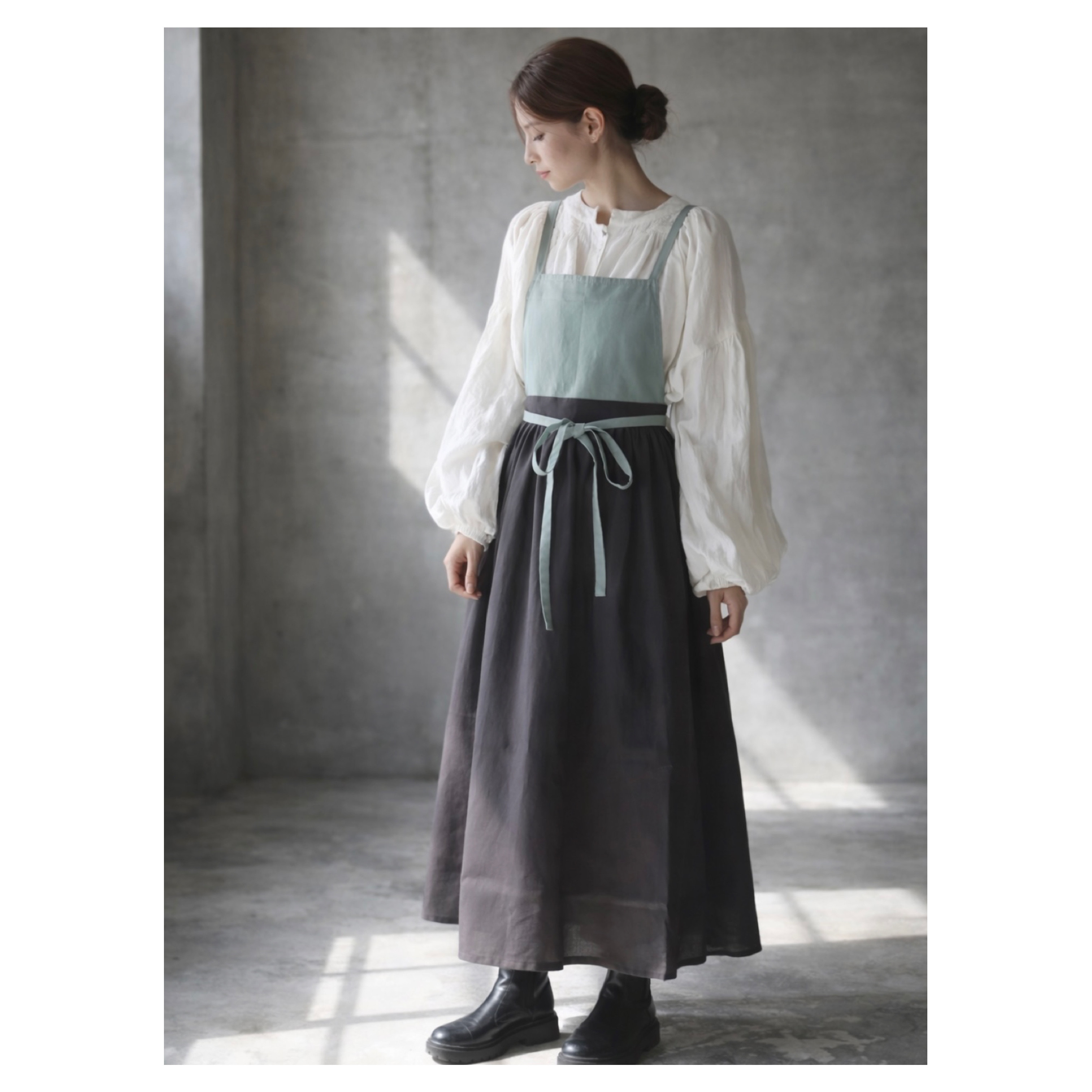 【リネンエプロン】周りと差のつくそのままお出かけバイカラーコットンリネンギャザーエプロン／ノーブルミント×チャコール