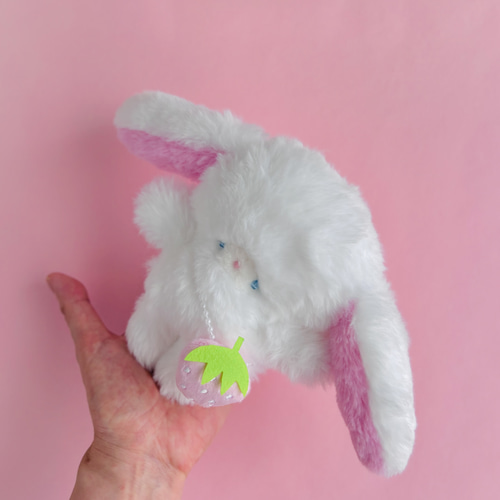 いちごちゃんフワフワロップイヤー♡手のひらサイズ うさぎぬいぐるみ