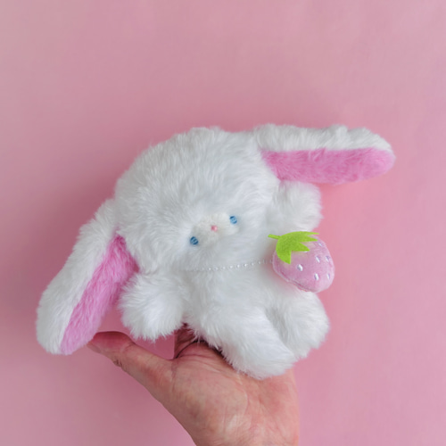 いちごちゃんフワフワロップイヤー♡手のひらサイズ うさぎぬいぐるみ