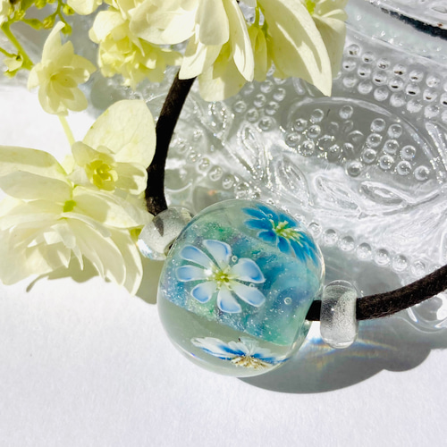 青い花の水中花 とんぼ玉ネックレス ネックレス・ペンダント kanaderu