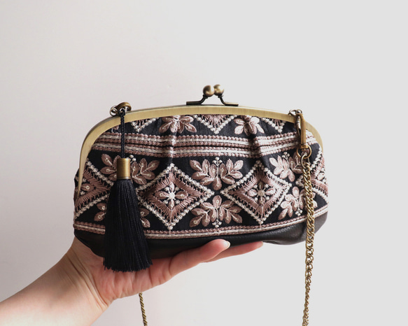 印度/印度刺繡親子扣環皮夾/智慧型手機單肩包，採用印度刺繡和牛皮材質，黑色 第1張的照片