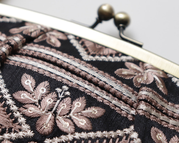 印度/印度刺繡親子扣環皮夾/智慧型手機單肩包，採用印度刺繡和牛皮材質，黑色 第3張的照片