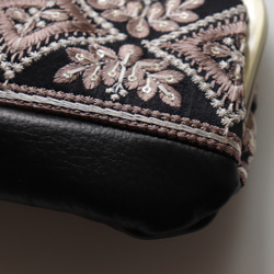 印度/印度刺繡親子扣環皮夾/智慧型手機單肩包，採用印度刺繡和牛皮材質，黑色 第4張的照片