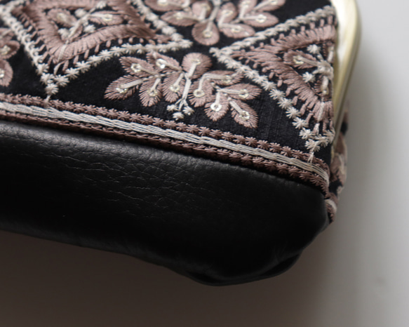印度/印度刺繡親子扣環皮夾/智慧型手機單肩包，採用印度刺繡和牛皮材質，黑色 第4張的照片
