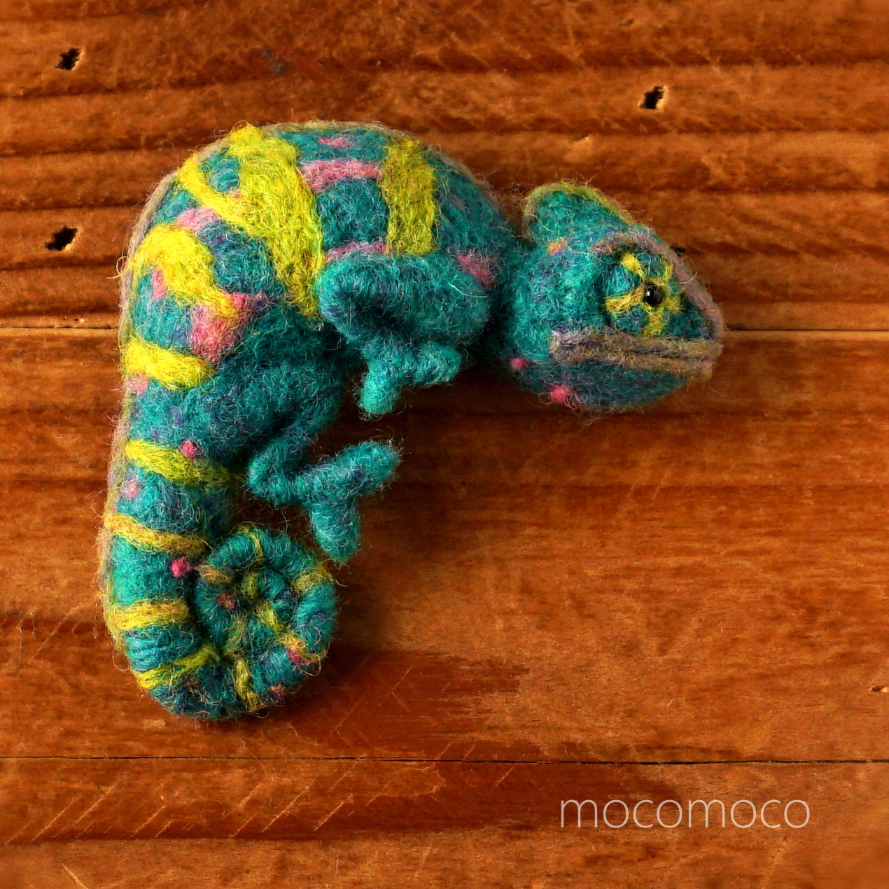 【受注制作作品】フェルティング彫刻petitバッチ・Colorful world カメレオン　☆あかころ☆