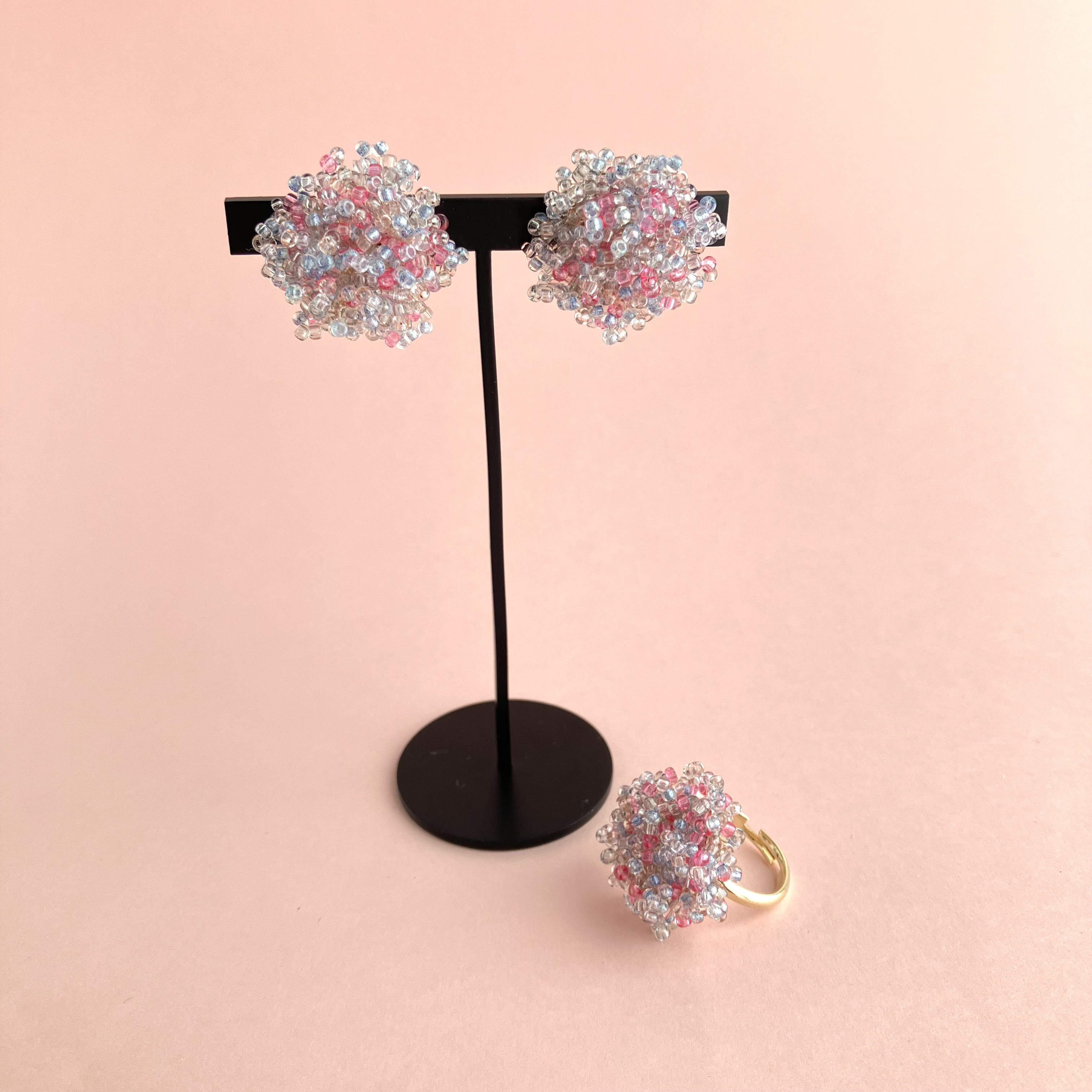 きらめくPomPomDropsイヤリング+リングセット　ピンク×ブルーグレー MK01