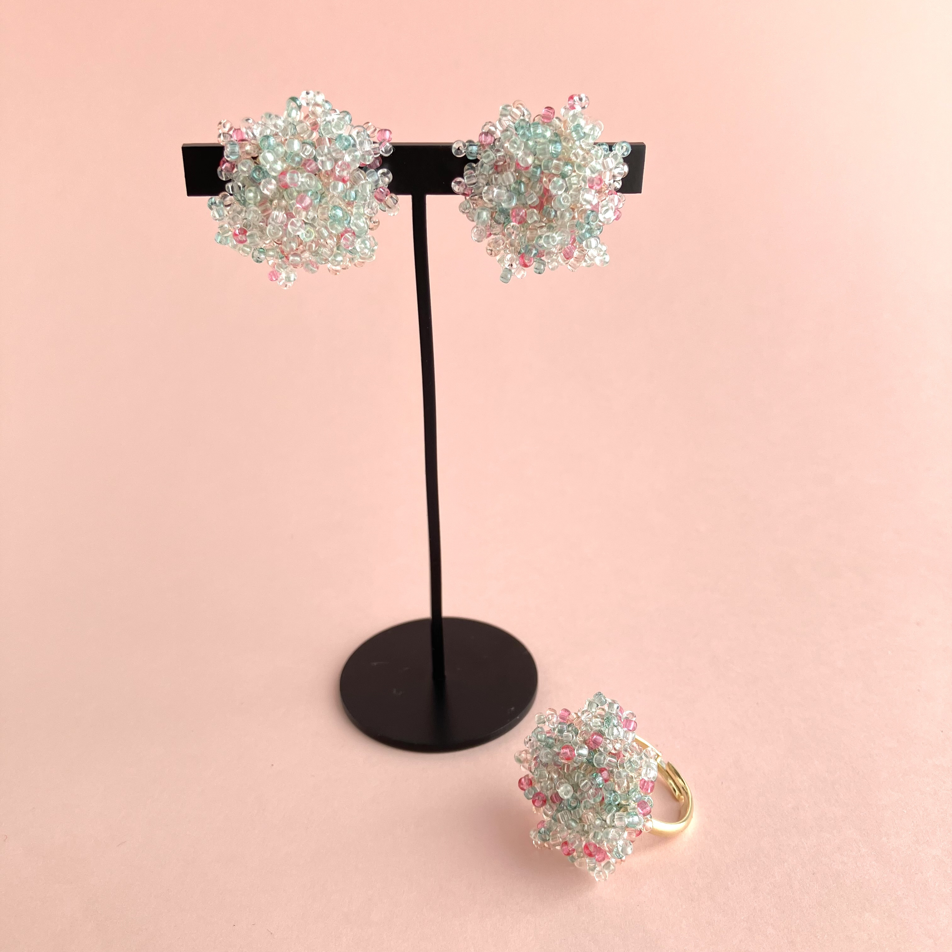 きらめくPomPomDropsイヤリング+リングセット　ピンク×グリーン MK02