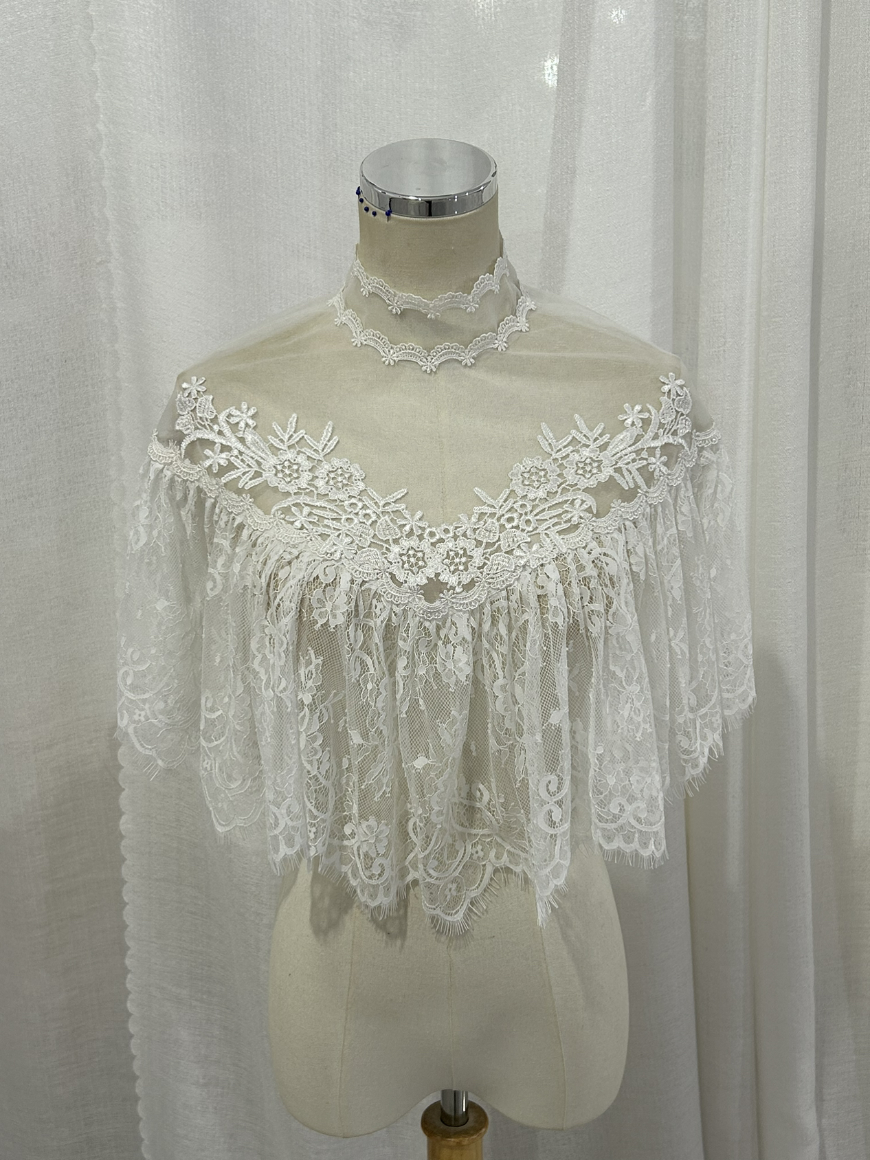 ケープ、マント　ウエディングドレス ハイネック 可憐な花刺繍のトップス ボレロ 結婚式 花嫁
