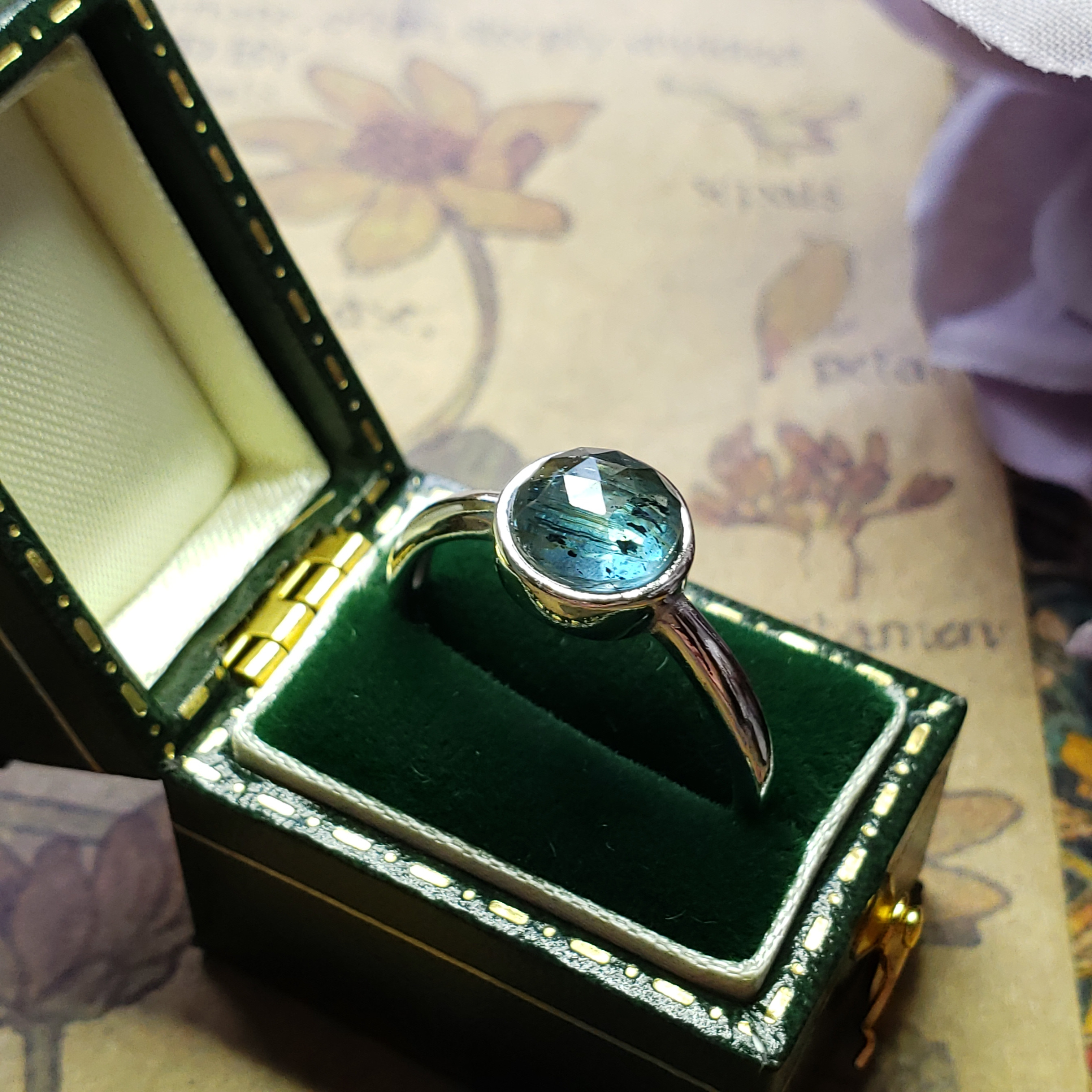 希少　ティールブルーカイヤナイトのカボションシルバーリング　フリーサイズ　サイズ調整出来ます