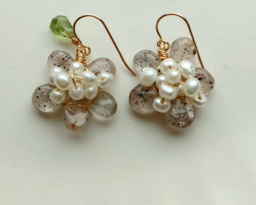 専用です☆小さなお花とローズクォーツのピアス 天然石のお花シリーズ〉マイカインローズクォーツのお花ピアス