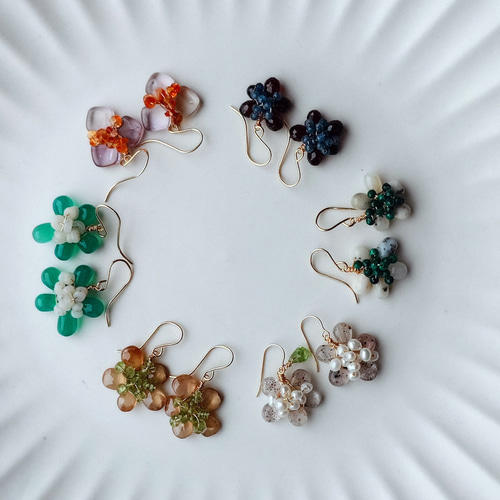 専用です☆小さなお花とローズクォーツのピアス 天然石のお花シリーズ〉マイカインローズクォーツのお花ピアス