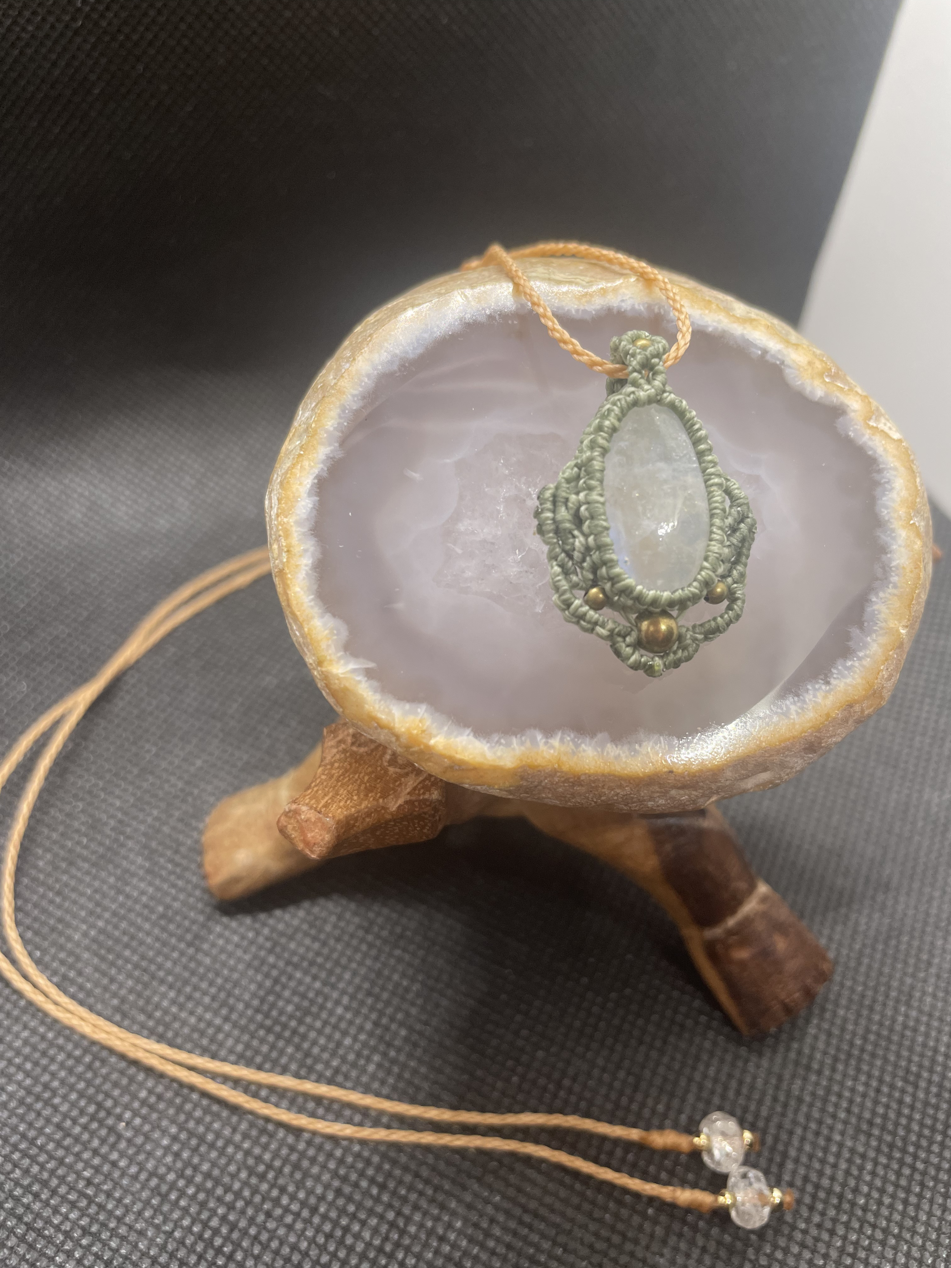 〜「ストレス緩和」や「ひらめき」の石〜【 ホワイトラブラドライト 】マクラメネックレス