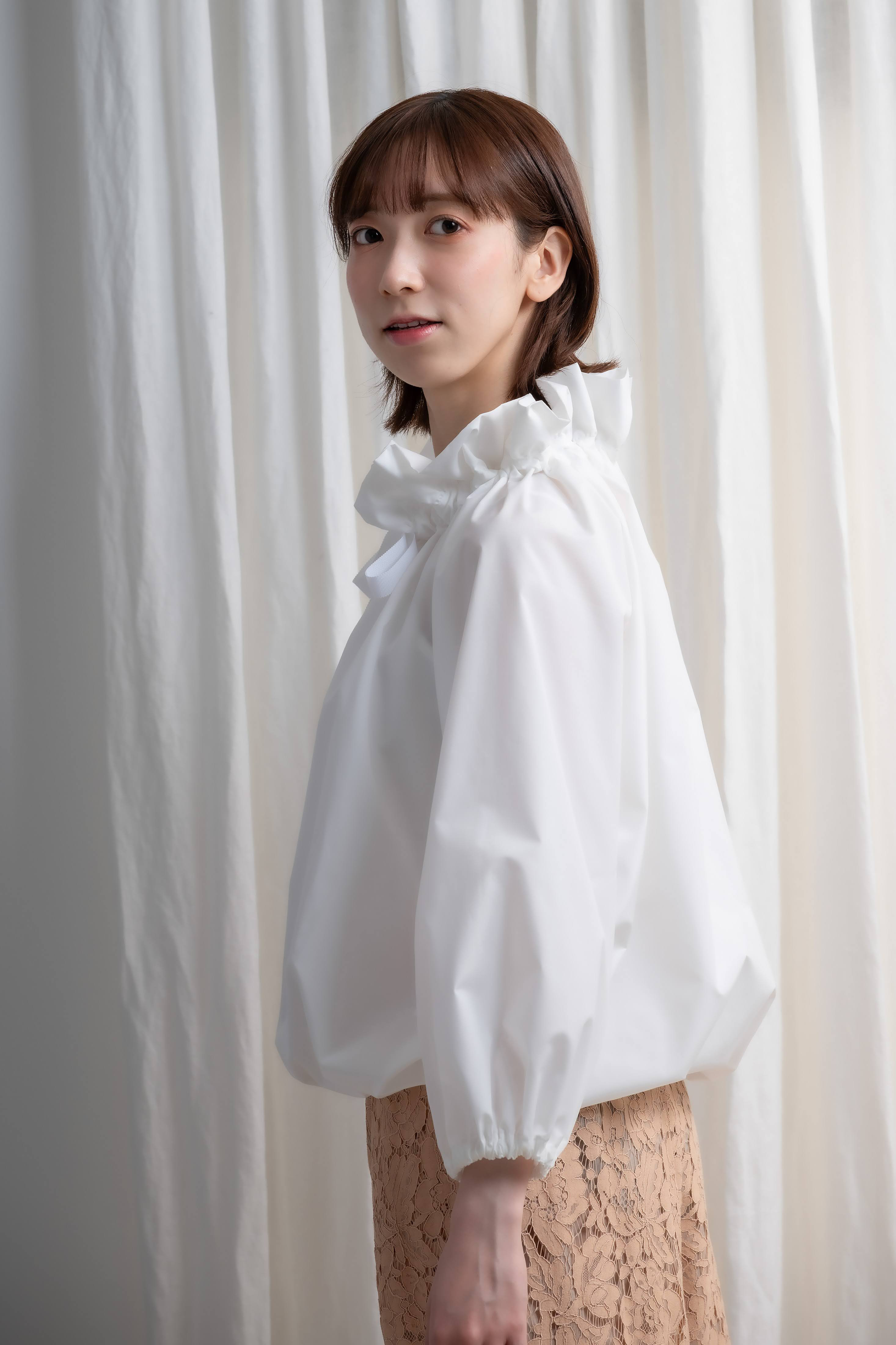 幅広いコーディネートを楽しめる《タイプライタークロス　フリルブラウス》