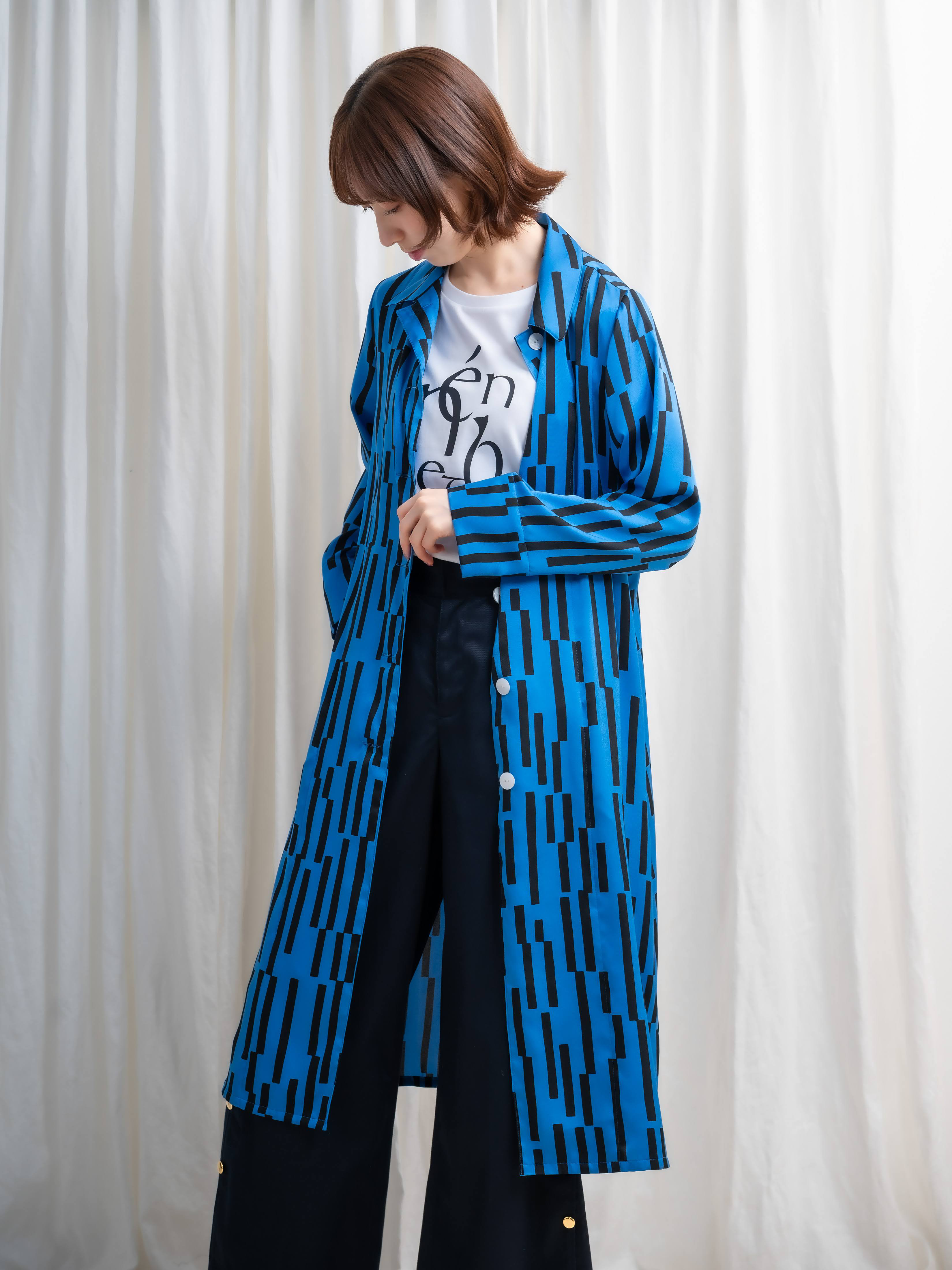 さまざまな場面で便利＆スタイリッシュに着こなせる《ショールカラープリントコート》ブルーブロック柄、フラワー柄