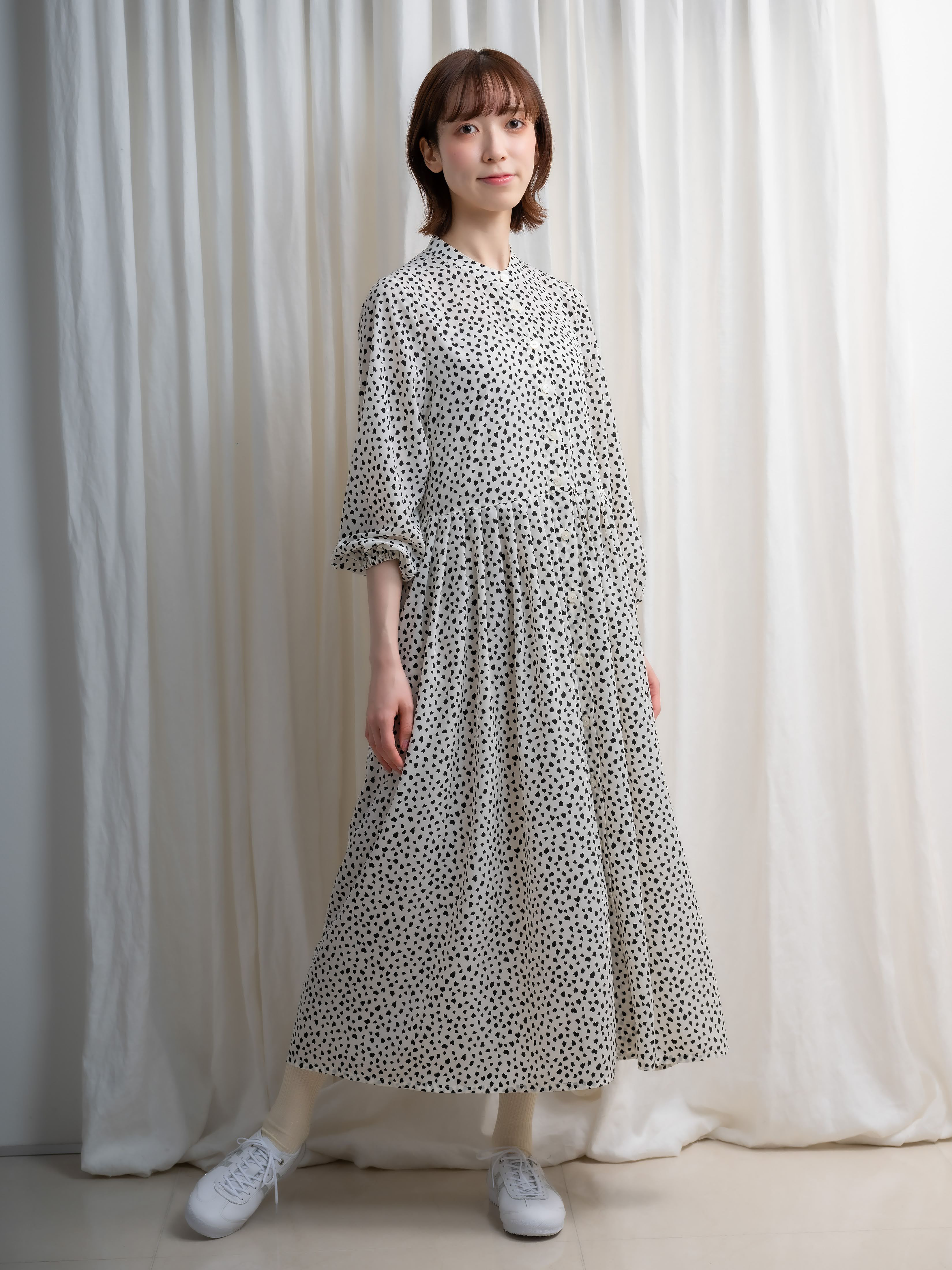 ロング丈が今を感じさせる《クラッシュドットプリントワンピース》 35,035円